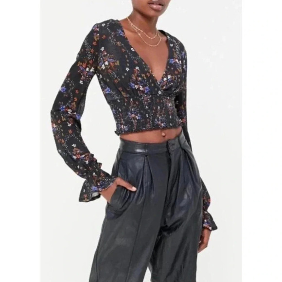 Urban Outfitters women’s Taran smocked long sleeve blouse. Size small - Picture 4 of 6